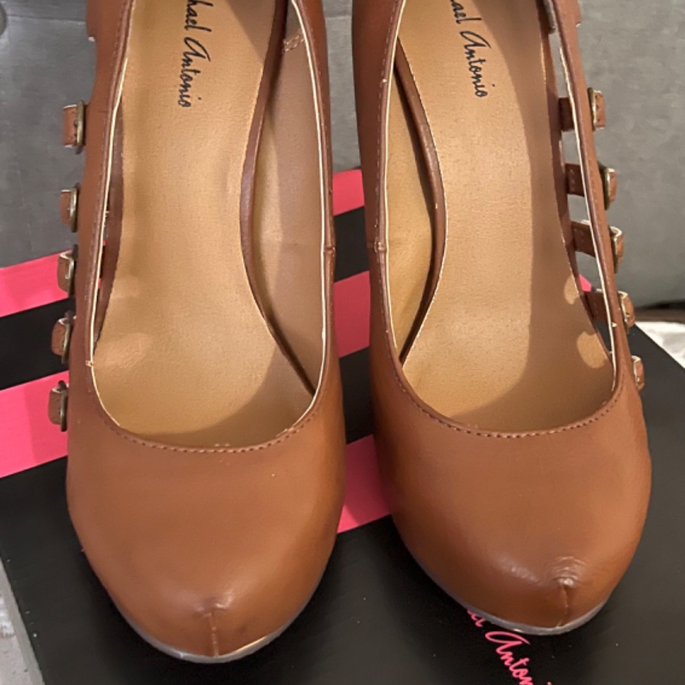 Brown Pump - Picture 2 of 3